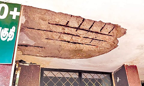 மேற்கூரை சிமெண்டு பூச்சு பெயர்ந்து விழுந்த பகுதி.
