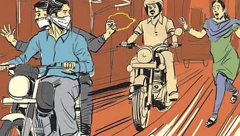 பெண் அலுவலரிடம் செயின் பறித்த வாலிபர்கள்