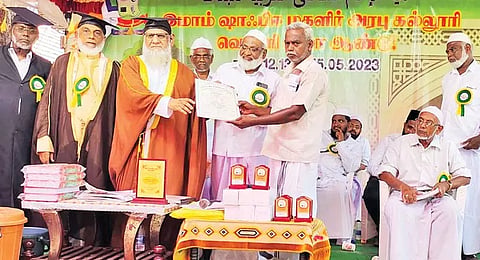 அரபிக்கல்லூரியில் பட்டமளிப்பு விழா நடந்தபோது எடுத்த படம்