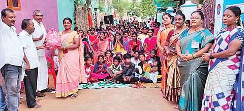 விழாவில் கலந்து கொண்டவர்களுக்கு பரிசுகள் வழங்கிய காட்சி