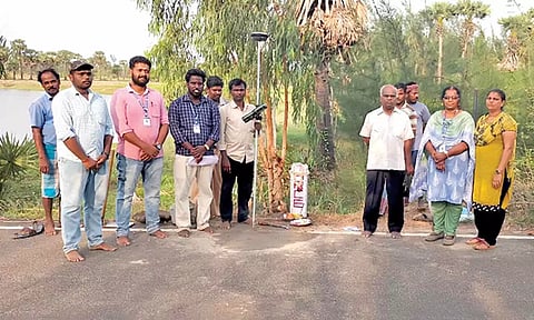 கோவில் நிலங்கள் அளவீடு செய்யும் பணி நடைபெற்றது.