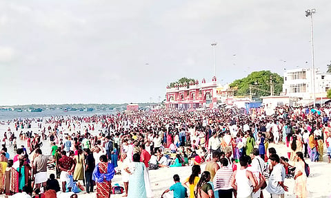 அக்னி தீர்த்த கடலில் புனித நீராட குவிந்த பக்தர்கள்.