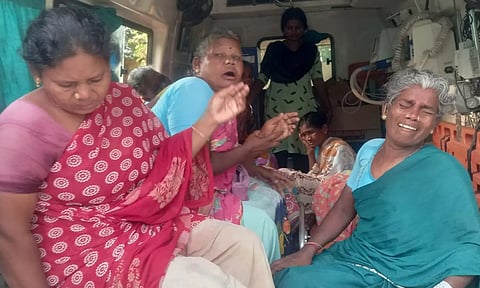 காயம் அடைந்தவர்களை ஆம்புலன்சில் ஏற்றி மருத்துவ மனைக்கு அனுப்பி வைத்த காட்சி.