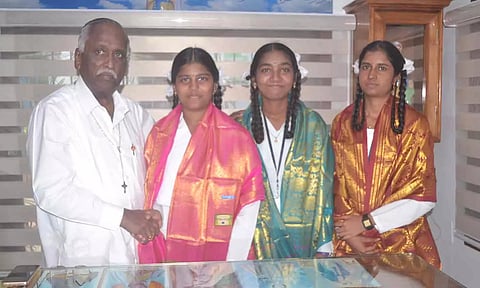 எஸ்.எஸ்.எல்.சி. பொதுத்தேர்வில் சாதனை படைத்த அமலோற்பவம் பள்ளி மாணவிகளை பள்ளி தாளாளர் லூர்துசாமி சால்வை அணிவித்து பாராட்டிய காட்சி.