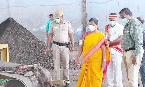  தடங்கம் உரக்கிடங்கில் பயோ மைனிங் சிஸ்டம் முறைப்படி குப்பைகளை பிரித்து அகற்றும் பணிகள் நடைபெற்று வருவதை கலெக்டர் சாந்தி பார்வையிட்டு ஆய்வு செய்த காட்சி.