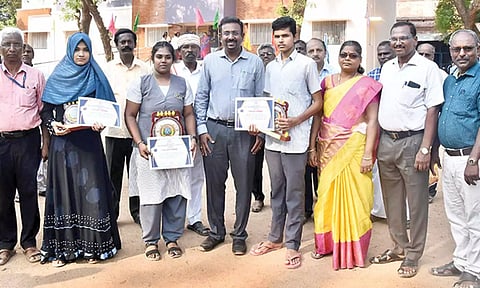 பிளஸ் -2 பொதுத் தேர்வில் முதல் மூன்று இடங்களை பிடித்த மாணவ- மாணவிகளுக்கு பரிசு வழங்கி பாராட்டிய கலெக்டர் தினேஷ்பொன்ராஜ் ஆலிவர்.