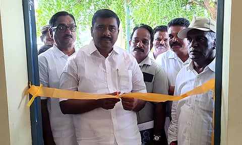 அங்கன்வாடி மையத்தினை மார்க்கண்டேயன் எம்.எல்.ஏ. ரிப்பன் வெட்டி திறந்து வைத்த காட்சி.