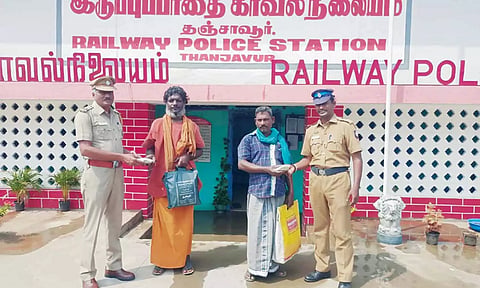 ஆதரவின்றி சுற்றித்திரிந்த 2 பேரை மீட்டு ரெயில்வே இருப்புப்பாதை போலீசார் உணவு வழங்கினர்.