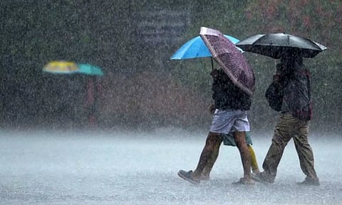 காஞ்சிபுரம் பகுதியில் திடீர் பலத்த மழை- வெப்பம் தணிந்ததால் மக்கள் மகிழ்ச்சி