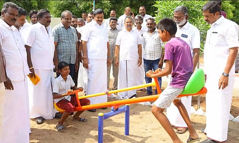 சிறுவர் பூங்காவை அமைச்சர் மு.பெ.சாமிநாதன் திறந்துவைத்த காட்சி. 
