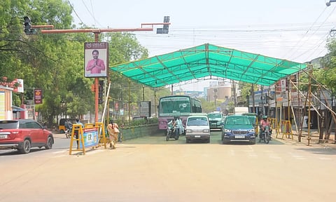 திருச்சியில் முதன்முறையாக சிக்னலில் கோடை பந்தல்