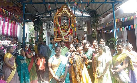 சப்பரபவனி நடந்தபோது எடுத்த படம்.