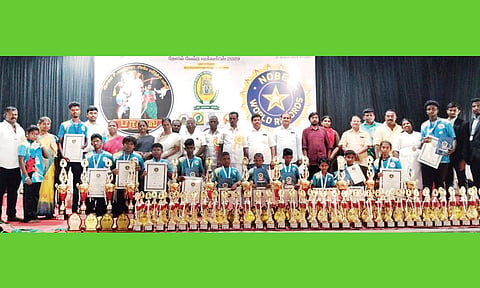 சிலம்பாட்டத்தில் உலக சாதனை படைத்த மதுரை வீரர்கள்