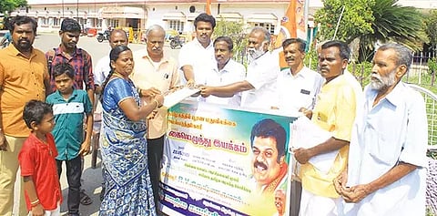 தமிழ் மாநில காங்கிரஸ் சார்பில் சந்திப்பு ரெயில் நிலையம் முன்பு கையெழுத்து இயக்கம் நடைபெற்ற போது எடுத்தபடம்.