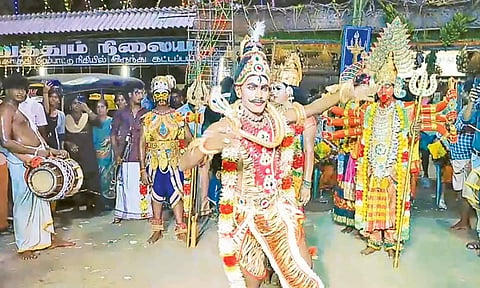 பக்தர்கள் சுவாமி வேடம் அணிந்து ஊர்வலமாக பந்தனர்.