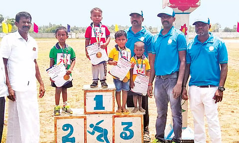 ஓட்டப்பந்தயத்தில் வெற்றிபெற்ற மாணவர்களுக்கு சான்றிதழ் வழங்கப்பட்டது.