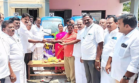  பர்கூர் சட்டமன்ற உறுப்பினர் மதியழகன் ஊராட்சி மன்ற தலைவர்களிடம் வாகனங்களை வழங்கிய போது எடுத்த படம்.
