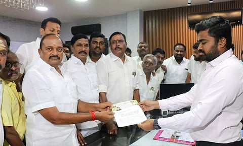 நெல்லை மாவட்ட அ.தி.மு.க. செயலாளர் தச்சை கணேசராஜா, மாநகராட்சி கமிஷனர் சிவகிருஷ்ணமூர்த்தியிடம் மனு அளித்த காட்சி. அருகில் கூட்டுறவு வங்கி தலைவர் பால் கண்ணன் உள்பட பலர் உள்ளனர்.