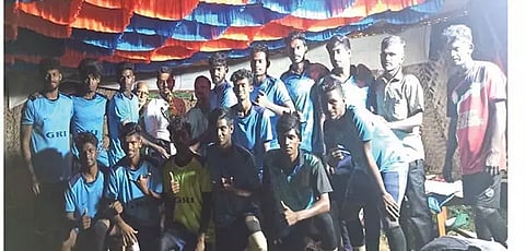 கால்பந்து போட்டியில் வெற்றிபெற்ற அணிகளை படத்தில் காணலாம்.