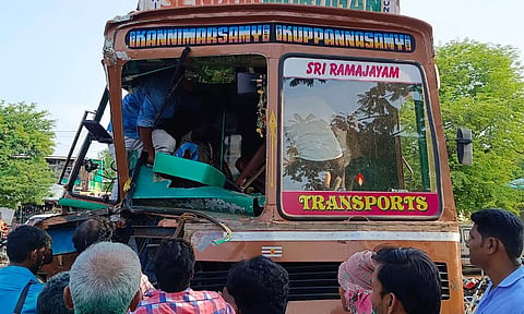 லாரிகள் மோதி டிரைவர் படுகாயம்