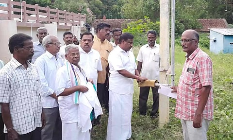 நேரு எம்.எல்.ஏ. புதிய மின்மாற்றியின் செயல்பாடுகளை தொடங்கி வைத்த காட்சி.