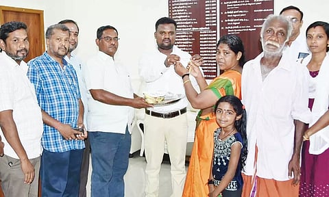 காணிக்கை செலுத்திய நகைக்கு பதிலாக வேறு நகையை பெண்ணிடம் ஒப்படைத்தபோது எடுத்த படம். 