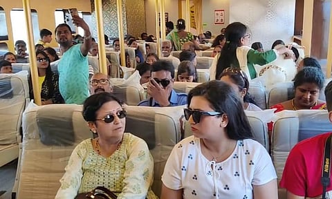 உல்லாச படகில் பயணம் செய்த பயணிகளை காணலாம்