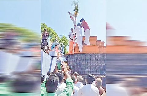 ராமசாமி கோவிலில் கால்நாட்டுதல் நிகழ்ச்சி நடந்தபோது எடுத்தபடம்.