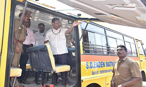 கடலூரில் தனியார் பள்ளி வாகனங்களை வட்டார போக்குவரத்து அலுவலர் சுதாகர், கோட்டாட்சியர் அதியமான் கவியரசு, துணை போலீஸ் சூப்பிரண்டு (பொறுப்பு)சபியுல்லா ஆகியோர் ஆய்வு செய்தனர்.