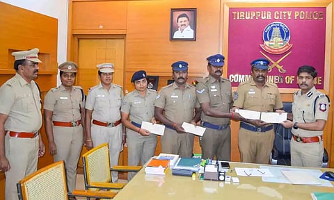 மாநகர போலீஸ் கமிஷனர் பிரவீன் குமார் அபினபு, சிறப்பாக செயல்பட்ட போலீசாருக்கு வெகுமதி அளித்து பாராட்டிய போது எடுத்த படம்.