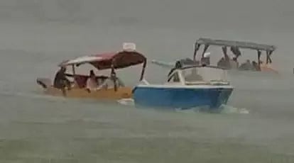 தால் ஏரியில் "ஷிகாராஸ்" படகுகள் கவிழ்ந்து விபத்து- தண்ணீரில் தத்தளித்த 20 பேர் மீட்பு
