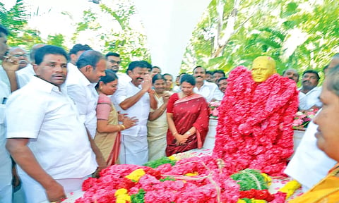 பெரியசாமி சிலைக்கு கனிமொழி எம்.பி.,அமைச்சர்கள் கீதாஜீவன், அனிதா ராதாகிருஷ்ணன், கே.என்.நேரு, மனோதங்கராஜ், எம்.எல்.ஏக்கள் மார்க்கண்டேயன், சண்முகையா, மேயர் ஜெகன் பெரியசாமி மலர் அஞ்சலி செலுத்திய காட்சி.