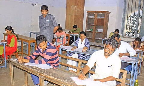 நெல்லை டவுண் சாப்டர் மேல்நிலைப்பள்ளியில் தேர்வு எழுதியவர்களை படத்தில் காணலாம். 
