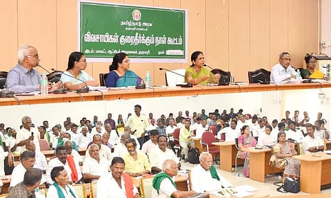 தருமபுரி கலெக்டர் அலுவலகத்தில் நடந்த விவசாயிகள் குறைத்தீர்க்கும் கலெக்டர் சாந்தி பேசிய காட்சி.