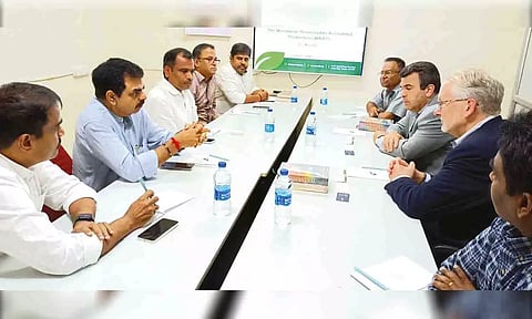 அமெரிக்க குழுவினருடன் திருப்பூர் ஏற்றுமதியாளர்கள் சங்க தலைவர் கே.எம்.சுப்பிரமணியன் மற்றும் நிர்வாகிகள் கலந்தாய்வு செய்த போது எடுத்த படம்.