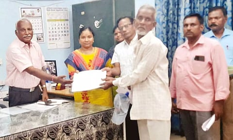  ஜமாபந்தியில் மனு அளித்தபோது எடுத்தபடம். 