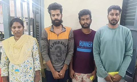 கைதான 4 பேரை படத்தில் காணலாம்.