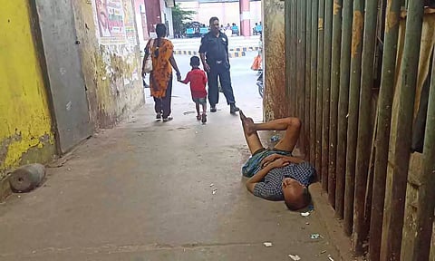 பல்லடம் பஸ் நிலையத்தில் குடித்துவிட்டு போதையில் அலங்கோலமாக படுத்துகிடக்கும் காட்சி. 