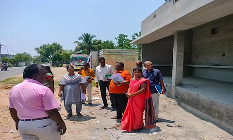 ரங்கப்பனூர் ஊராட்சியில் வளர்ச்சிப் பணிகளை திட்ட இயக்குனர் செல்வராணி ஆய்வு செய்தார். அருகில் ஊராட்சி மன்ற தலைவர் அர்ச்சனா காமராஜன் உள்ளார்.