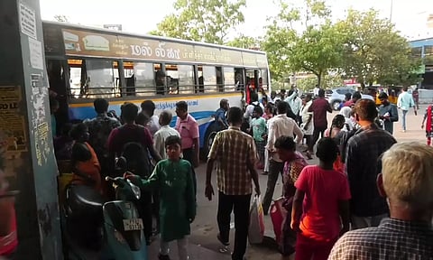 காரைக்காலில் அரசு பஸ்கள் குறைந்த அளவே இயங்கியதால் பயணிகள் அவதிக்கு உள்ளாகினர். 