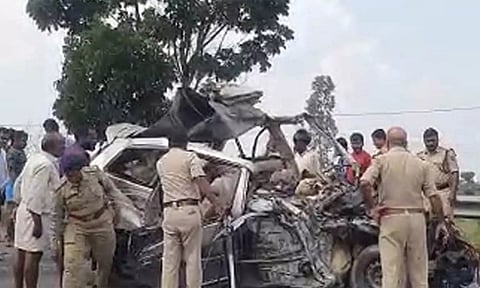 விபத்தில் நொறுங்கிய கார்