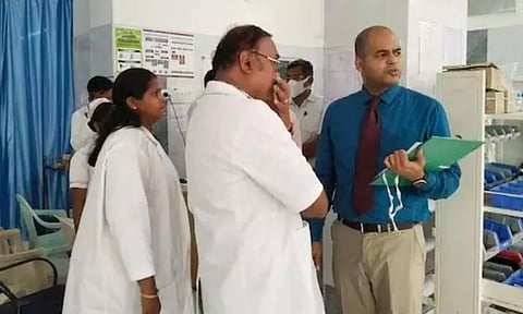 திருப்பூர் அரசு மருத்துவக்கல்லூரியில் தேசிய மருத்துவ கவுன்சில் குழுவினர் ஆய்வு செய்த காட்சி.