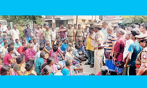 அடிப்படை வசதி கேட்டு பொதுமக்கள் மறியல்