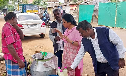 காரைக்குடியில் பதனீரை உணவு பாதுகாப்பு அதிகாரிகள் ஆய்வு செய்தனர்.