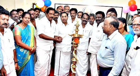 ஓய்வறையை அமைச்சர் மூர்த்தி குத்து விளக்கேற்றி திறந்து வைத்தார். அருகில் கோ.தளபதி எம்.எல்.ஏ., தொழிற்சங்கம் அல்போன்ஸ், தி.மு.க. நிர்வாகிகள் புதூர்வேலு, ஆர்.ஆர்.மகேந்திரன், மாதவன், மருது, ஆழ்வார் உள்ளனர்.