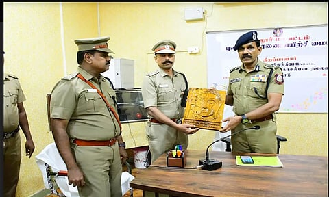 புலன் விசாரணை பயிற்சி மையத்தைதிறந்து வைத்த டி.ஜி.பி.சைலேந்திரபாபுவுக்கு கடலூர் ேபாலீஸ் சூப்பிரண்டு ராஜாராம் மரத்தினால் செய்யப்பட்ட புத்தர் சிலையை நினைவுபரிசாக வழங்கினார் அருகில் டி.எஸ்.பி. சபியுல்லா உள்ளார்.