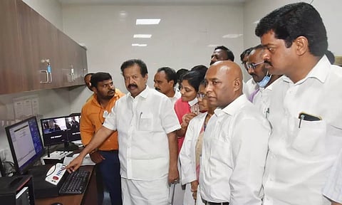 விழுப்புரம் அரசு மருத்துவக் கல்லுாரி மருத்துவமனையில் அமைச்சர் பொன்முடி , புதிய புற்றுநோய் கதிரியக்க சிகிச்சை கருவியை தொடங்கி வைத்தார். அருகில் கலெக்டர் பழனி எம்.எல்.ஏ.க்கள். புகழேந்தி, லட்சுமணன் உள்ளனர்.