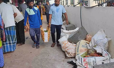 வளாகத்தில் காய்கறி கழிவுகள் வைக்கப்பட்டுள்ள காட்சி.