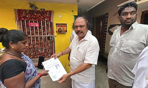 அனிபால் கென்னடி எம்.எல்.ஏ மீனவர்களுக்கு ஓய்வூதியம் வழங்கிய காட்சி.