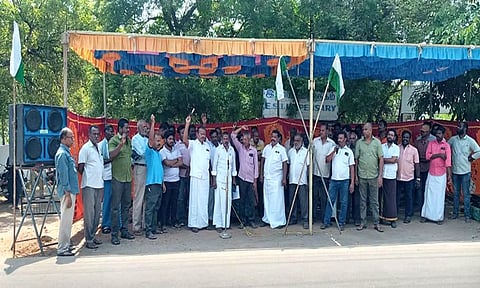 வணிகர் சங்கங்களின் பேரமைப்பு சார்பில் ஆர்ப்பாட்டம் நடைபெற்ற போது எடுத்தபடம்.